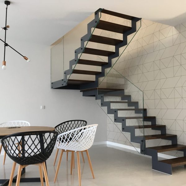 Balustrada-ze-szkla-stopnie-drewniane-schody-metalowe-scaled