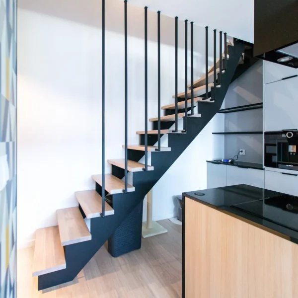 nowoczesne-schody-metalowe-policzkowe-policzek-stopnie-debowe-spaw-man-1-1